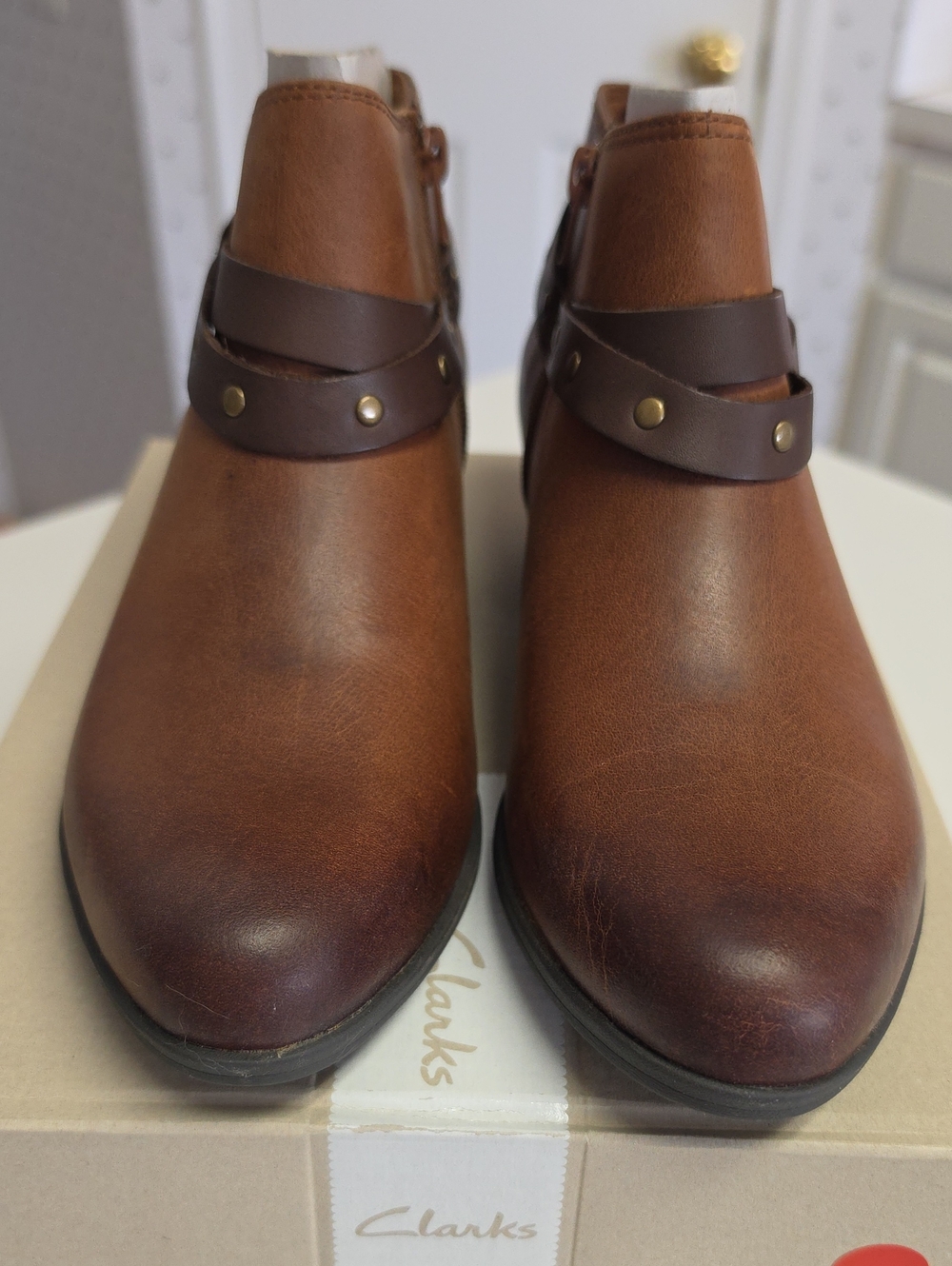 Brand New Womens Clarks Ankle Boots W Studs. Tan Leather. Size 8.5 Medium